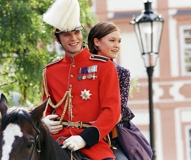 Julia Stiles valt als een blok voor Luke Mably in The Prince & Me
