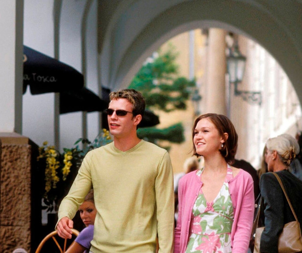 Julia Stiles en Luke Mably zijn helemaal in de wolken in The Prince & Me