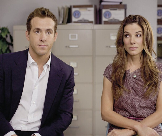 Ryan Reynolds wordt gedwongen om met Sandra Bullock te trouwen in The Proposal
