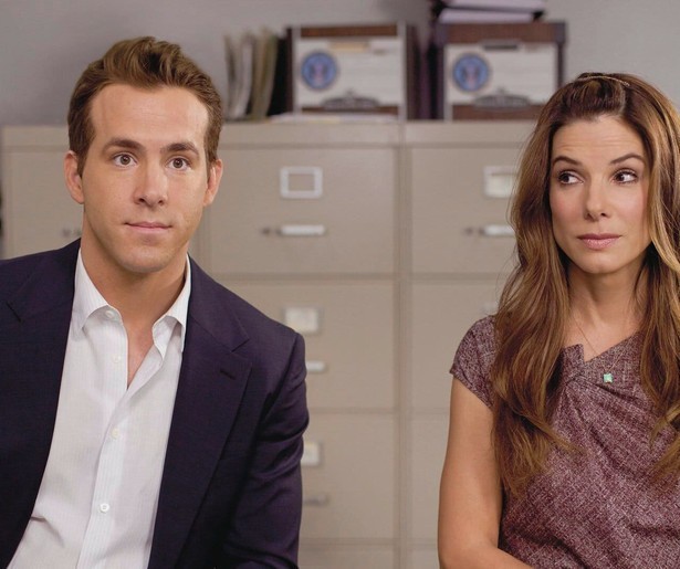 Sandra Bullock zet Ryan Reynolds nogal voor het blok in The Proposal