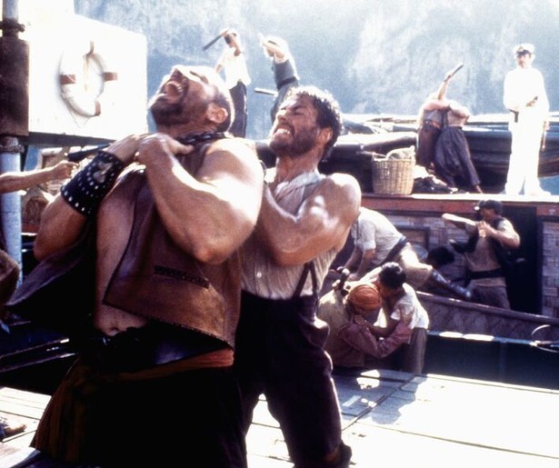 Jean-Claude Van Damme raakt in de problemen in The Quest