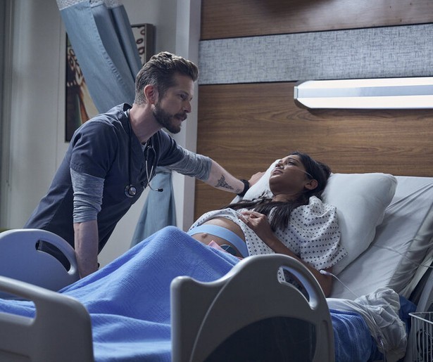 Een levensgevaarlijke situatie voor Padma in seizoensstart The Resident