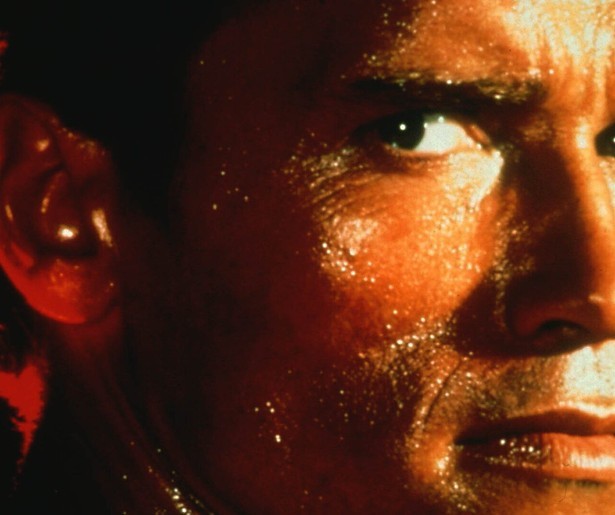 Arnold Schwarzenegger rent zich rot in The Running Man