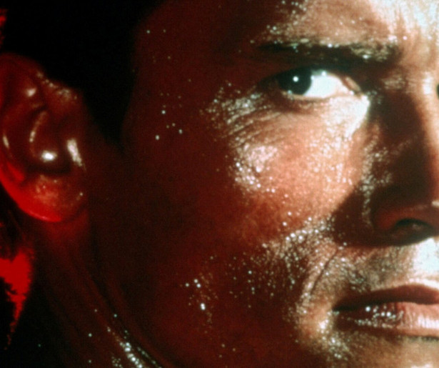 Arnold Schwarzenegger rent zich een ongeluk in The Running Man