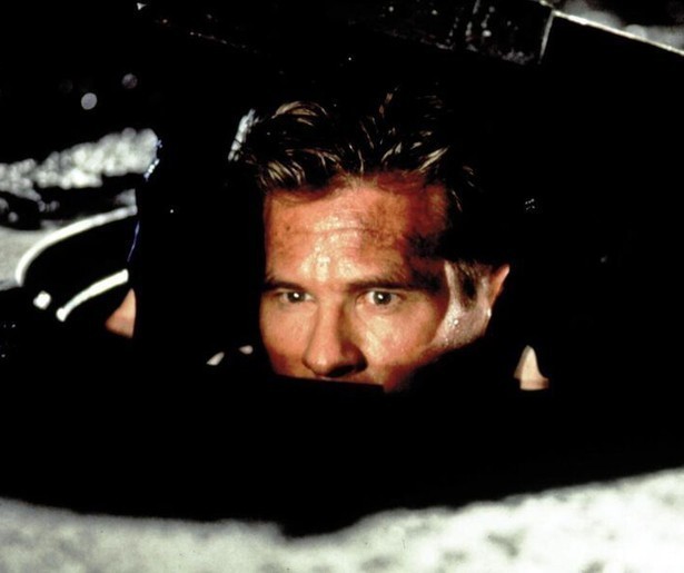 Val Kilmer valt voor de charmes van Elisabeth Shue in The Saint
