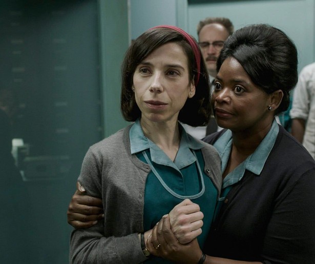 Sally Hawkins valt voor watermonster in The Shape of Water
