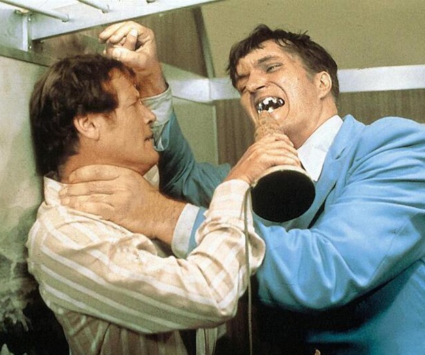 James Bond versus de reus met stalen kaken