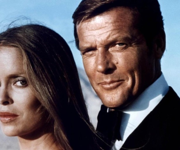 Roger Moore schakelt de slechterik uit op ski's in The Spy Who Loved Me