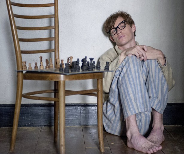Eddie Redmayne kruipt in de huid van Stephen Hawking in The Theory of Everything
