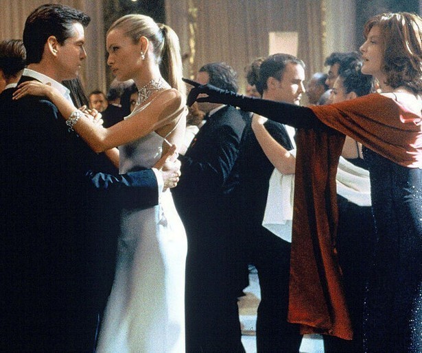 Pierce Brosnan steelt dure kunst