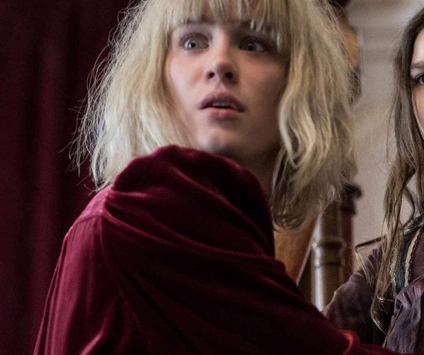 De nachtmerrie van Mackenzie Davis wordt werkelijkheid in The Turning