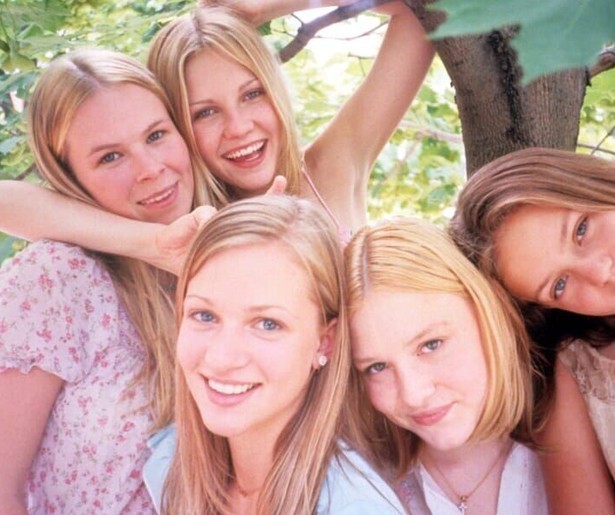 Vijf zussen worden steeds meer afgezonderd in The Virgin Suicides