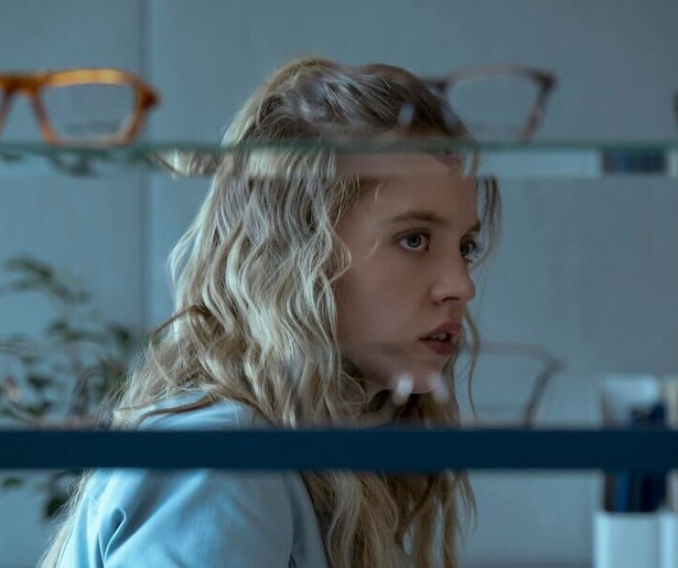Sydney Sweeney is aan het gluren naar de buren in The Voyeurs