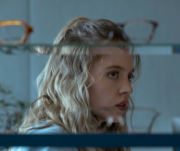 Sydney Sweeney is aan het gluren naar de buren in erotische thriller The Voyeurs