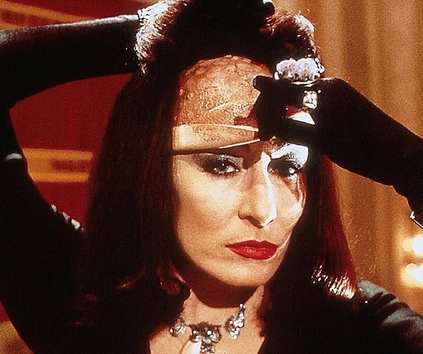 Anjelica Huston schittert als heks in The Witches