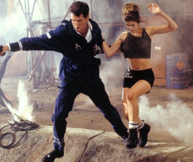 Pierce Brosnan beschermt de dochter van een Brits olietycoon in The World Is Not Enough