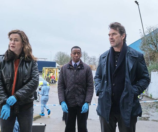 Elliot Edusah trekt de intenties van zijn collega in twijfel in The Crow Girl