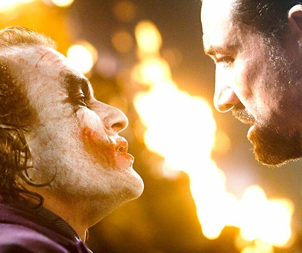 Heath Ledger en Christian Bale staan lijnrecht tegenover elkaar in The Dark Knight