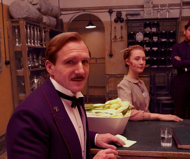 Het wordt Ralph Fiennes niet makkelijk gemaakt in The Grand Budapest Hotel