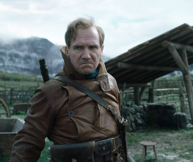 Ralph Fiennes gaat de strijd aan in spionagefilm The King’s Man