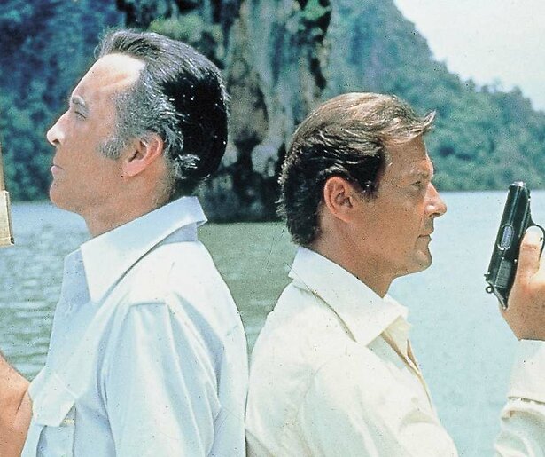 Roger Moore laat zich niet zomaar naar de achtergrond schuiven in The Man with the Golden Gun