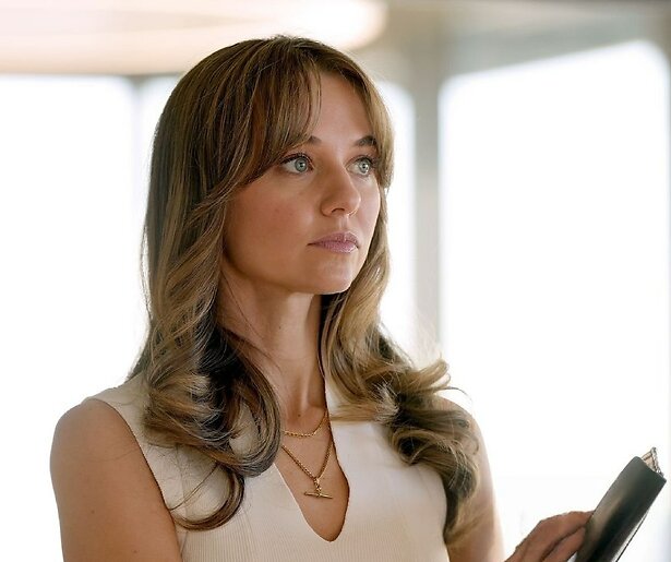 Madison Iseman wordt flink in de watten gelegd in The Rainmaker