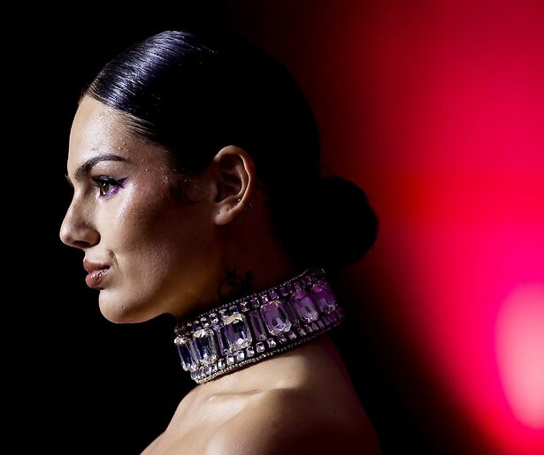 Famke Louise krijgt het zwaar te verduren in The Roast of Famke Louise