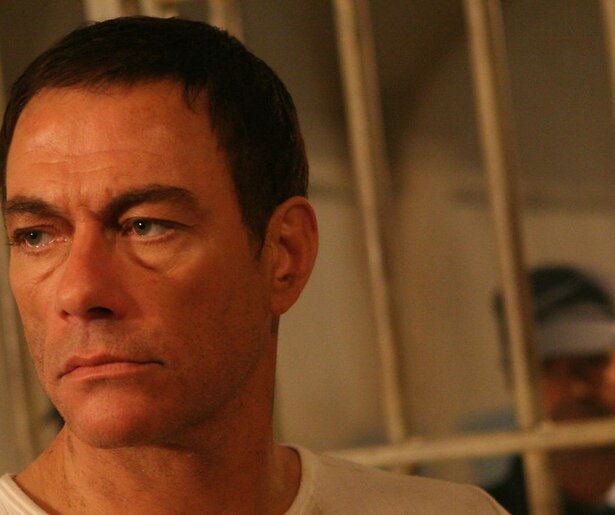 Jean-Claude Van Damme gaat achter drugssmokkelaars aan in The Shepherd