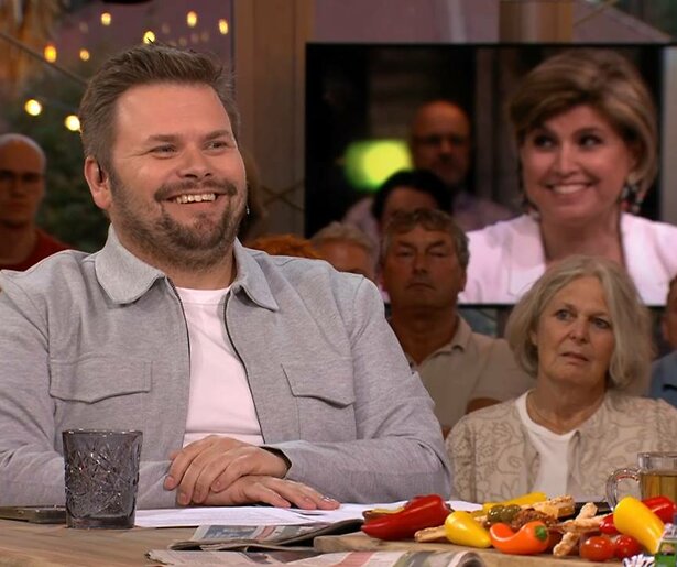 De TV van gisteren: Weinig verschil in kijkcijfers voor De Oranjezomer na presentator switch