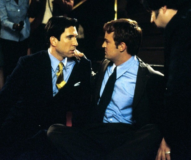 Iedereen denkt dat Matthew Perry homoseksueel is in Three to Tango