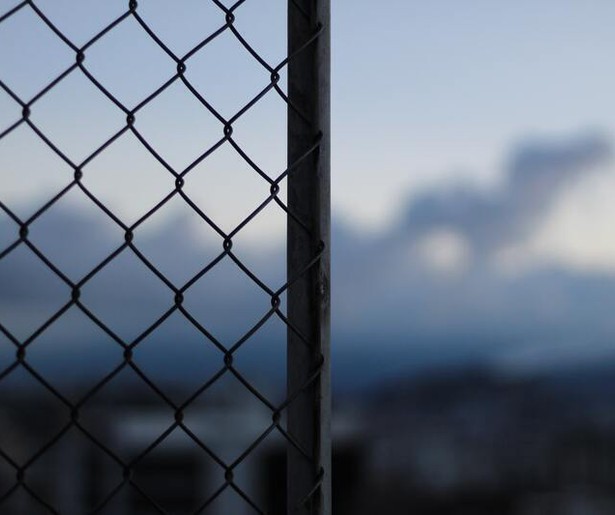 Opgesloten tussen moordenaars in Tieners achter tralies