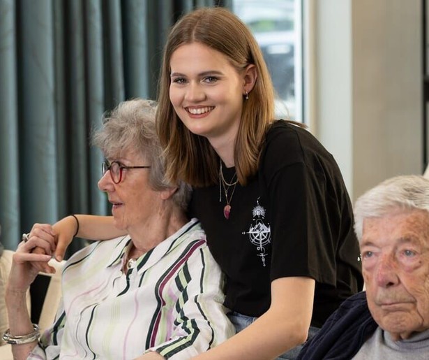 Jong en oud gaan speeddaten in de eerste aflevering van Tieners tegen Kwalen