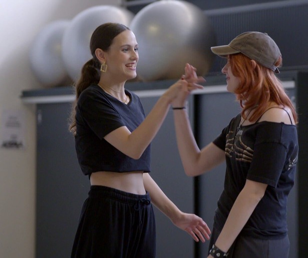 De jongeren en ouderen gaan samen de dansvloer op in Tieners tegen Kwalen