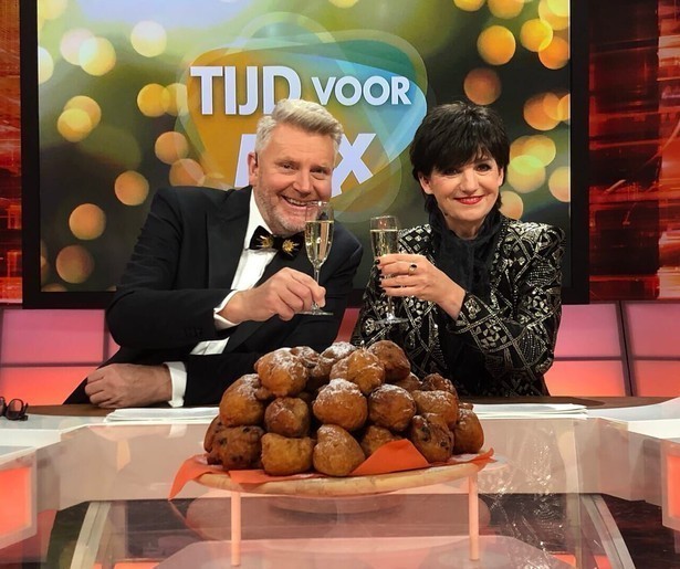 Gesprekken, oliebollen en champagne in de Tijd voor MAX Oudejaarsshow