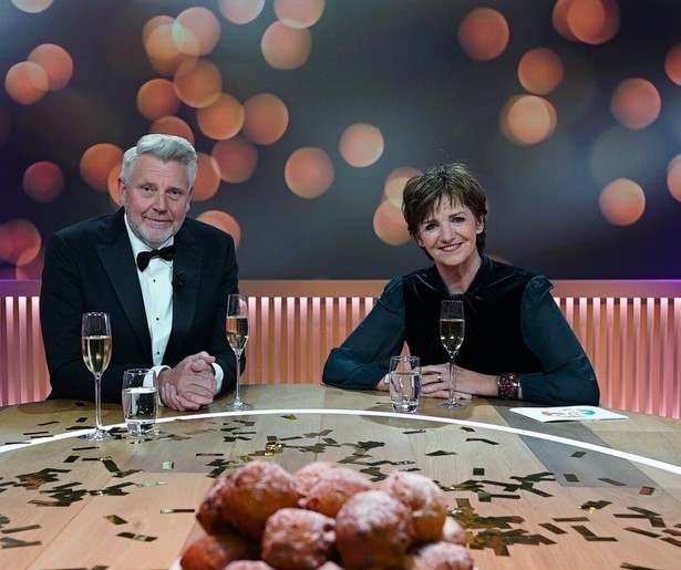 Sybrand Niessen en Martine van Os ontvangen Emma Kok in Tijd voor MAX Oudejaarsshow