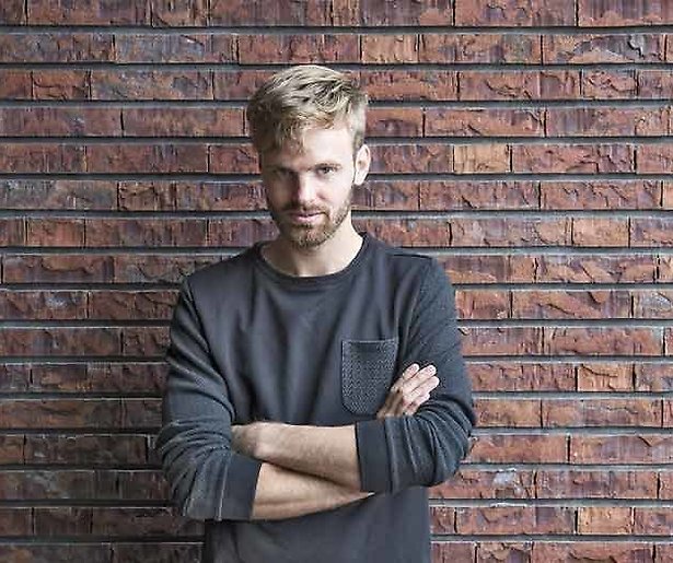 Tim Hofman maakt #BOOS Bejaardensoos