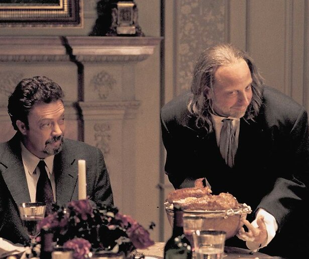 Tim Curry neemt een stel tieners mee naar een behekst huis in Scary Movie 2
