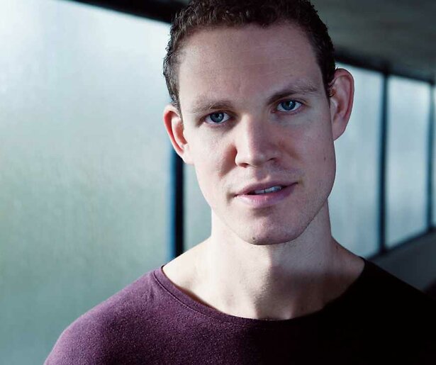 Filosoof en cabaretier Tim Fransen laat zich in De Geknipte Gast bevragen door Özcan Akyol