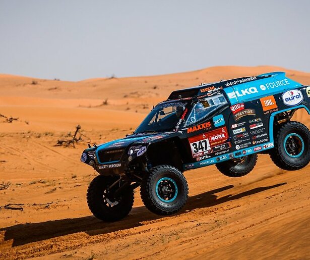 Racen door de duinen tijdens GP: Dakar 2022