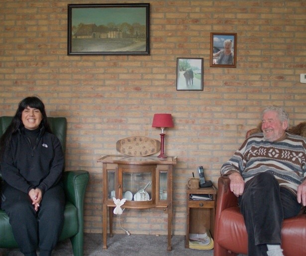 Van Amsterdam naar Sexbierum: Tina Farifteh duikt het dorpsleven in met Auke