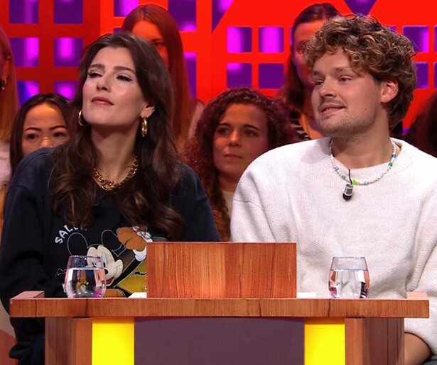 Soy Kroon helpt teamcaptain Tina de Bruin een handje in Praat Nederlands met Me