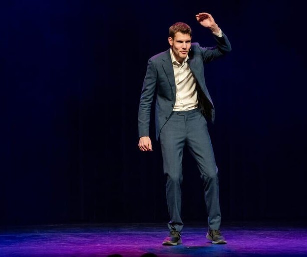 Caberatier Tobi Kooiman maakt zijn tv-debuut met een show over het opvoeden van kinderen en ethische dilemma’s