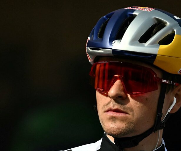 Tom Pidcock en Wout van Aert gaan de strijd aan tijdens de Brabantse Pijl