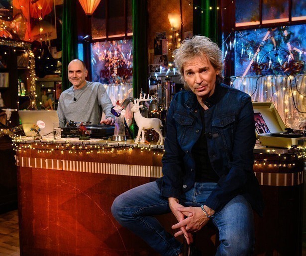 Matthijs van Nieuwkerk is quizmaster in de Top 2000 Quiz