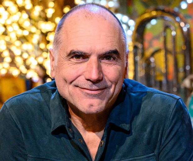 Leo Blokhuis neemt voor de laatste keer een duik in het muziekarchief voor Top 2000: The Untold Stories