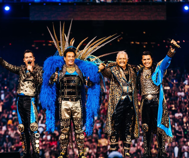 Meezingen met feestnummers tijdens het Toppers in Concert 2025 op NPO3