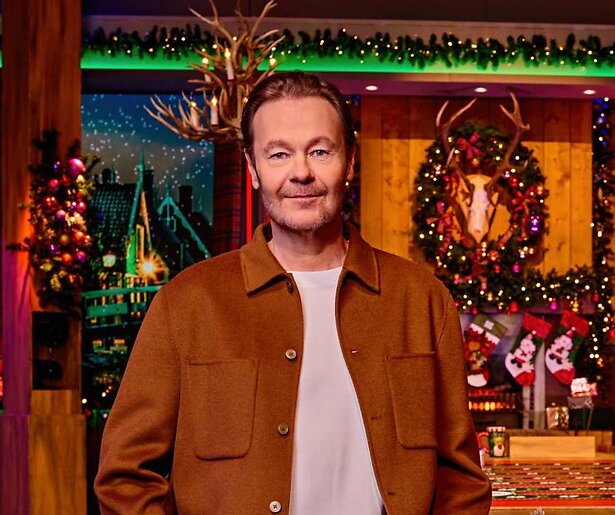 Gijs Staverman presenteert een nieuwe aflevering van De Top 4000 Muziekquiz op SBS6