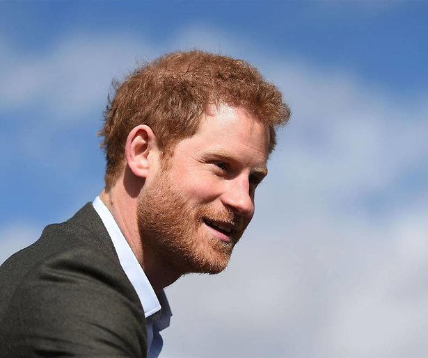 Prins Harry bevestigt relatie met actrice Meghan Markle