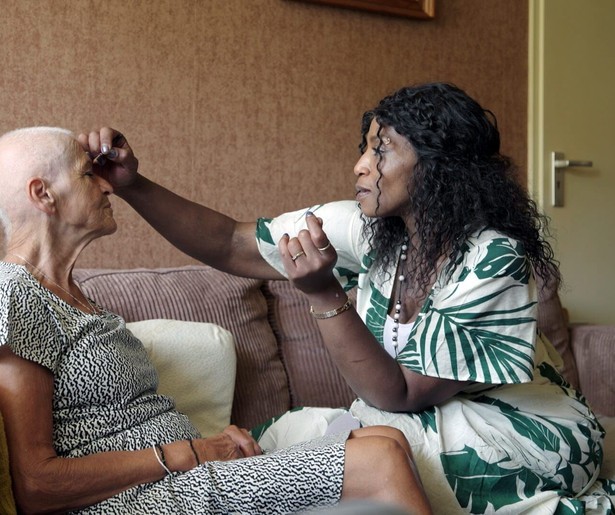 Tot het Einde volgt zes vrijwilligers die mensen bijstaan in de laatste levensfase