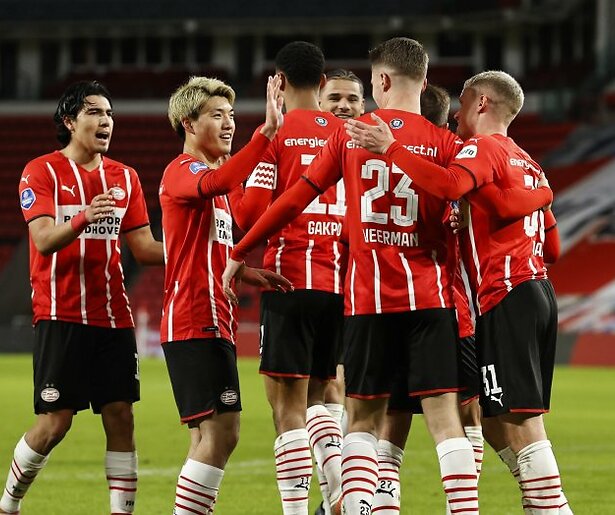 Ajax en PSV in actie tijdens TOTO KNVB Beker